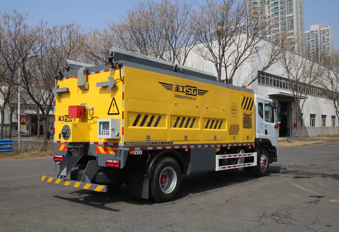 HGY5181TXB保温储料式路面养护车